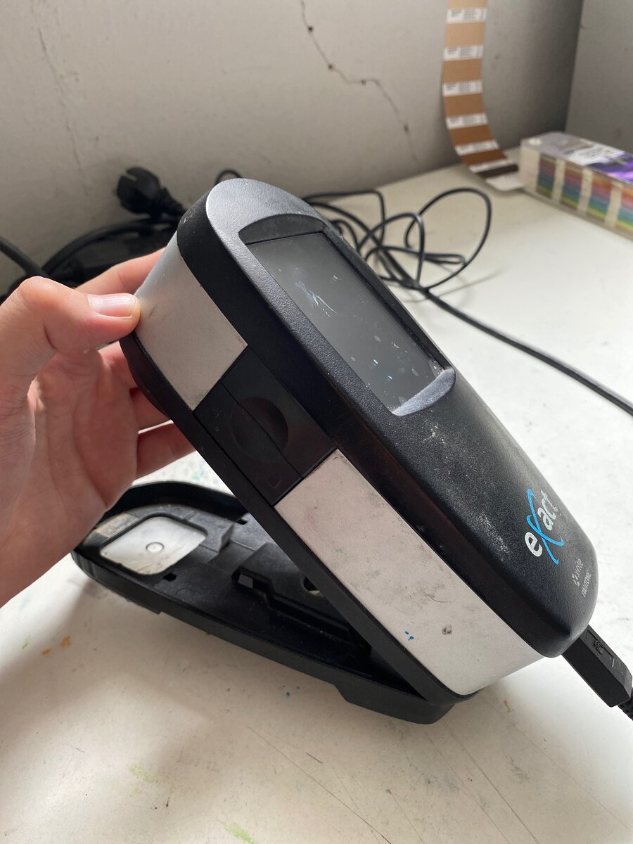 Спектрофотометр для определения толщины красочного слоя, показывает цветовое отклонение и тд. 