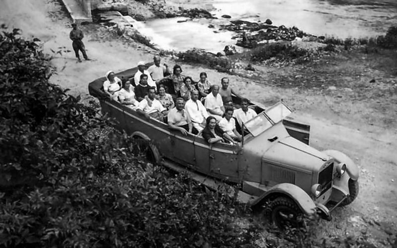 Такие автобусы-кабриолеты на шасси ЗИС‑5 делали в 1930‑е годы, например в Тбилиси.