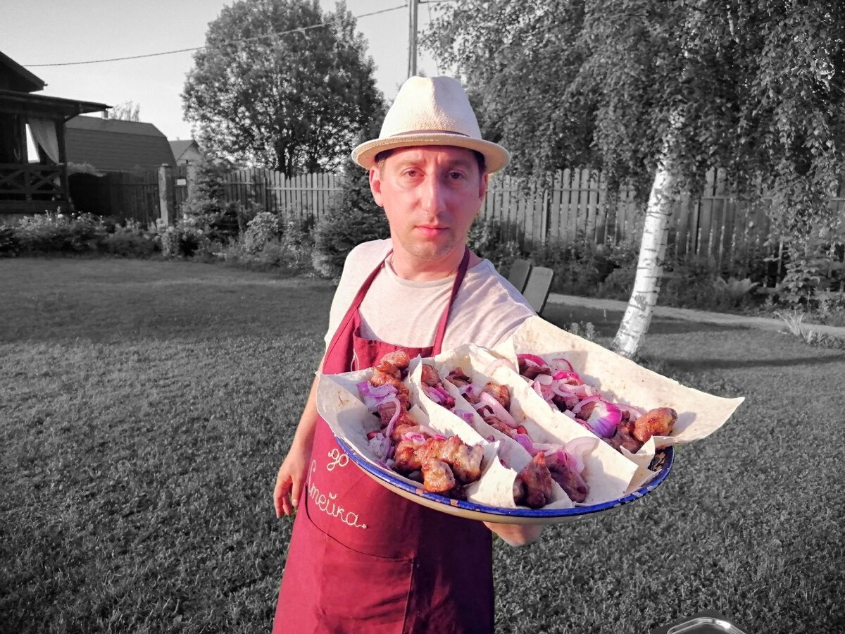 Сегодня мы приготовили шашлык из свиной шеи с добавление эм турецких приправ, а также маринуем крымский лук. 