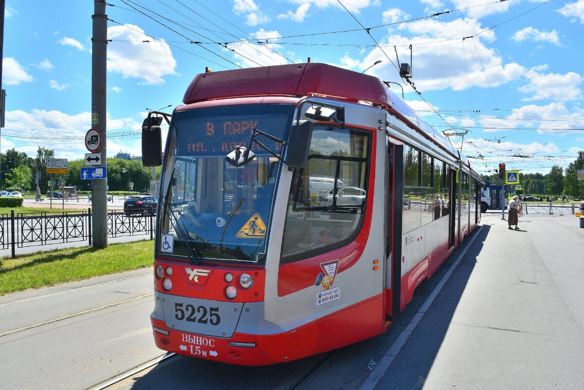 Трамвай принадлежащий маршруту №55,едет в трамвайный парк №5 по измененному маршруту.