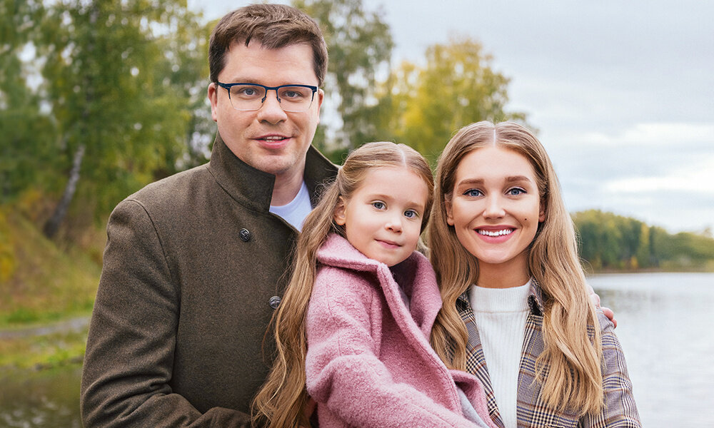 Счастливая семья с дочкой