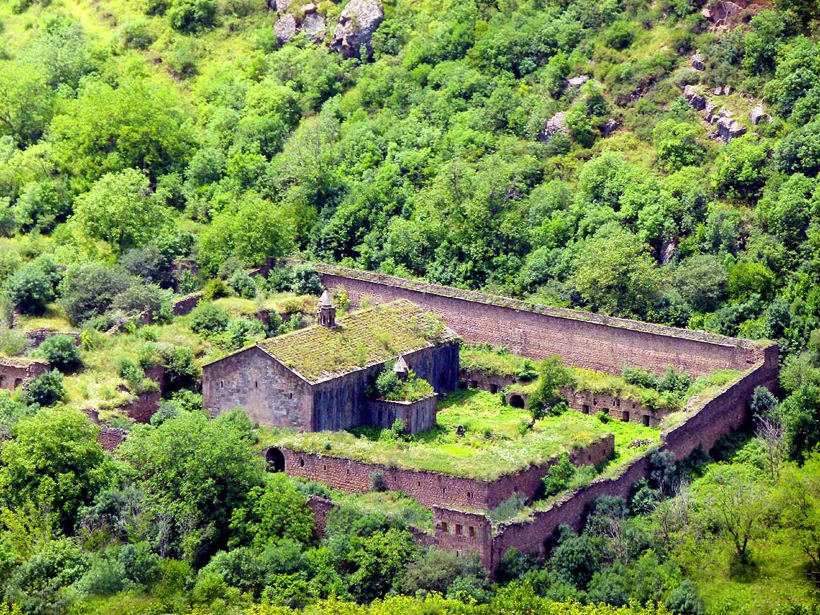 Монастырь татев сюникская область село татев фото