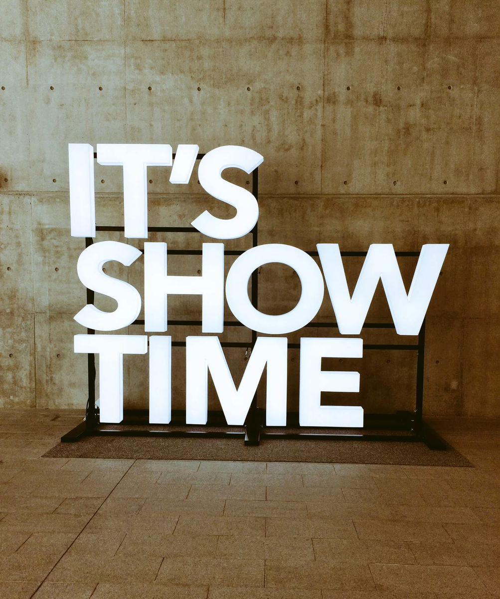 Its show time. Шоу times. Шоу надпись. Эстетика надписи. Showtime картинка.