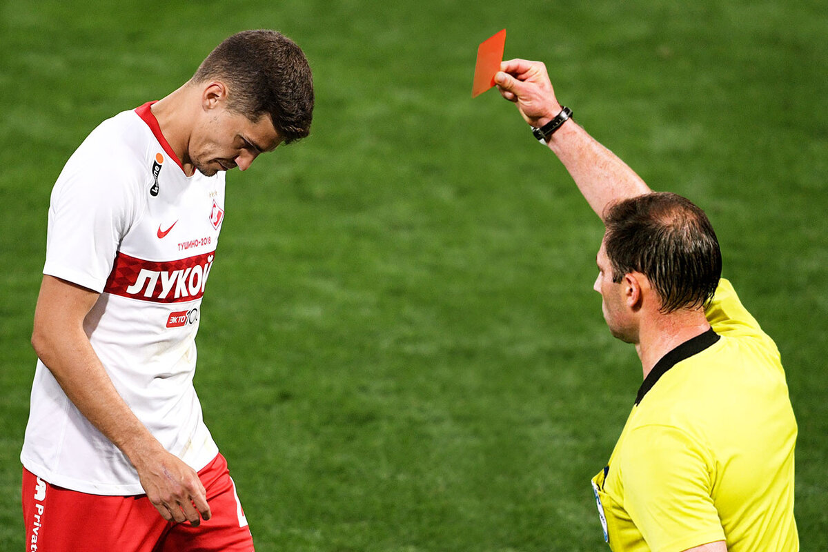 судья с красной карточкой. красная карточка в футболе. красная футбольная карточка. красная футбольная карточка. красная карточка в футбе.