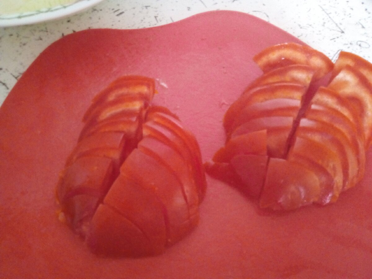 нарезаю помидор...