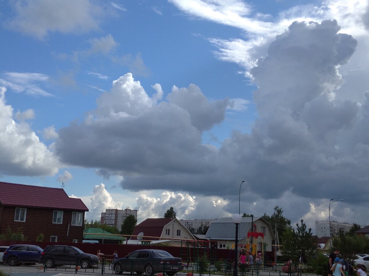 В Новосибирске облака были очень близки к зданию