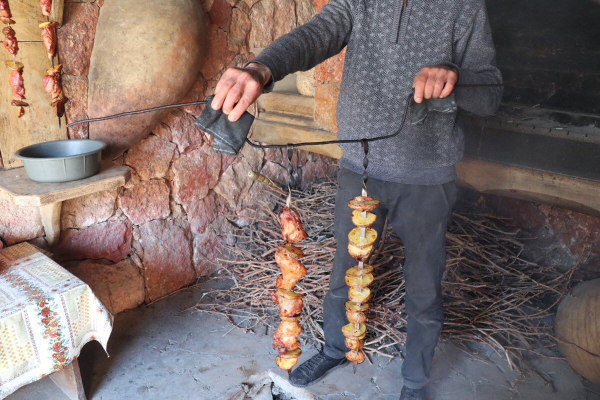 Пробую знаменитый шашлык из тандыра в Армении: ожидания vs реальность