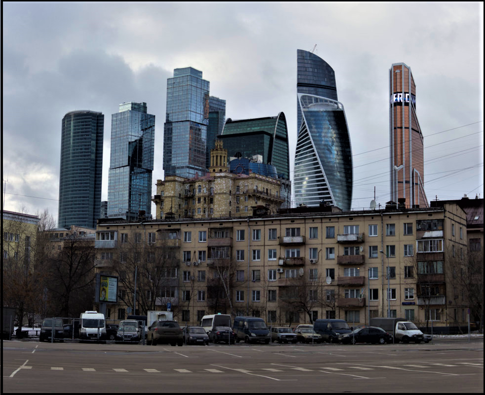 Москва Сити и 5 этажки. Пятиэтажка напротив Москва Сити. Москва Москва Сити контраст. Москва Сити и пятиэтажки контраст.