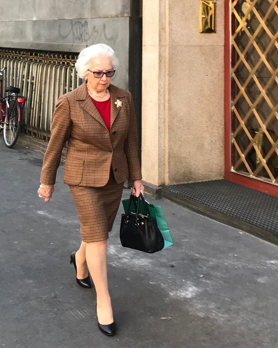 Hungarian grannies. Одежда бабушки строгий. Пенсионерка с сумкой. Пожилая женщина в строгом костюме. Пенсионерка в классическом платье