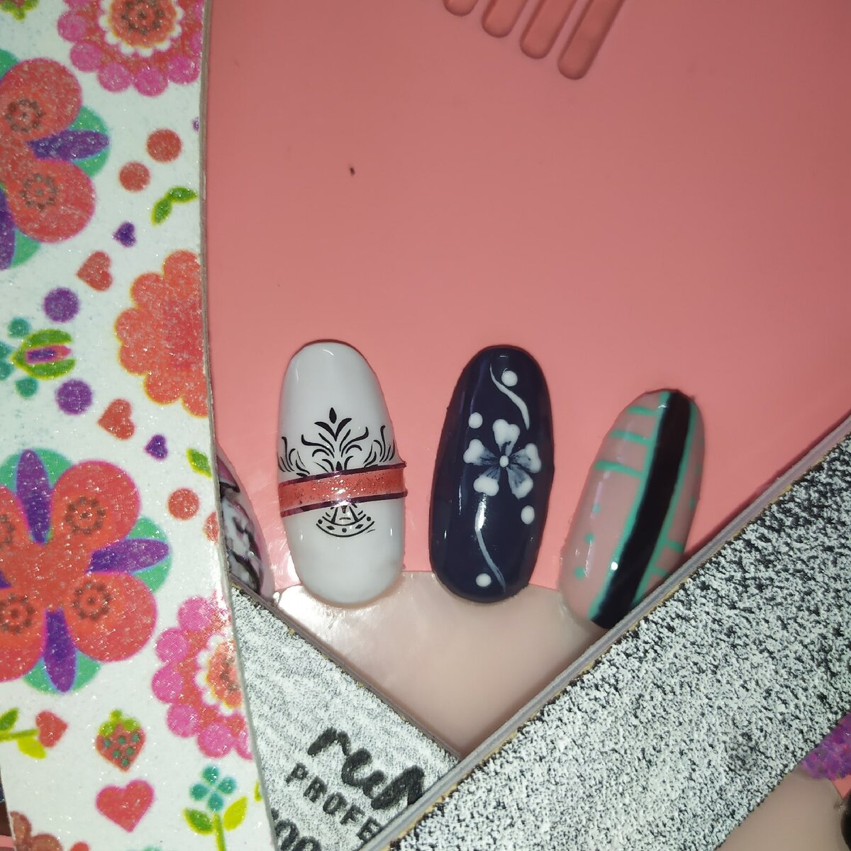 1. Рисунок на ногтях с помощью наклеек. 2. Живописный цветок.