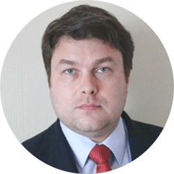 Виктор Копченков, — эксперт в маркетинге с 20-летним опытом.
Различие между В2С и В2В-продажами очень условное и различие, скорее, в механике решения о покупке и, соответственно, в оптимальных методах продвижения.
Например, покупка канцтоваров. Когда мама покупает сыну ручки для школы, это чистый В2С рынок. Но когда секретарь покупает такую же ручку в офис, это уже В2В-продажи, но механика принятия решения ничем не отличается от B2C. 
Или покупка мебели в квартиру. В семье собирается настоящий закупочный комитет.  Рассматриваются предложения альтернативных поставщиков, тщательно изучаются цены и характеристики онлайн и оффлайн. По сути, проводится тендер в несколько этапов.
И это очень похоже на покупку, например, производственной линии.