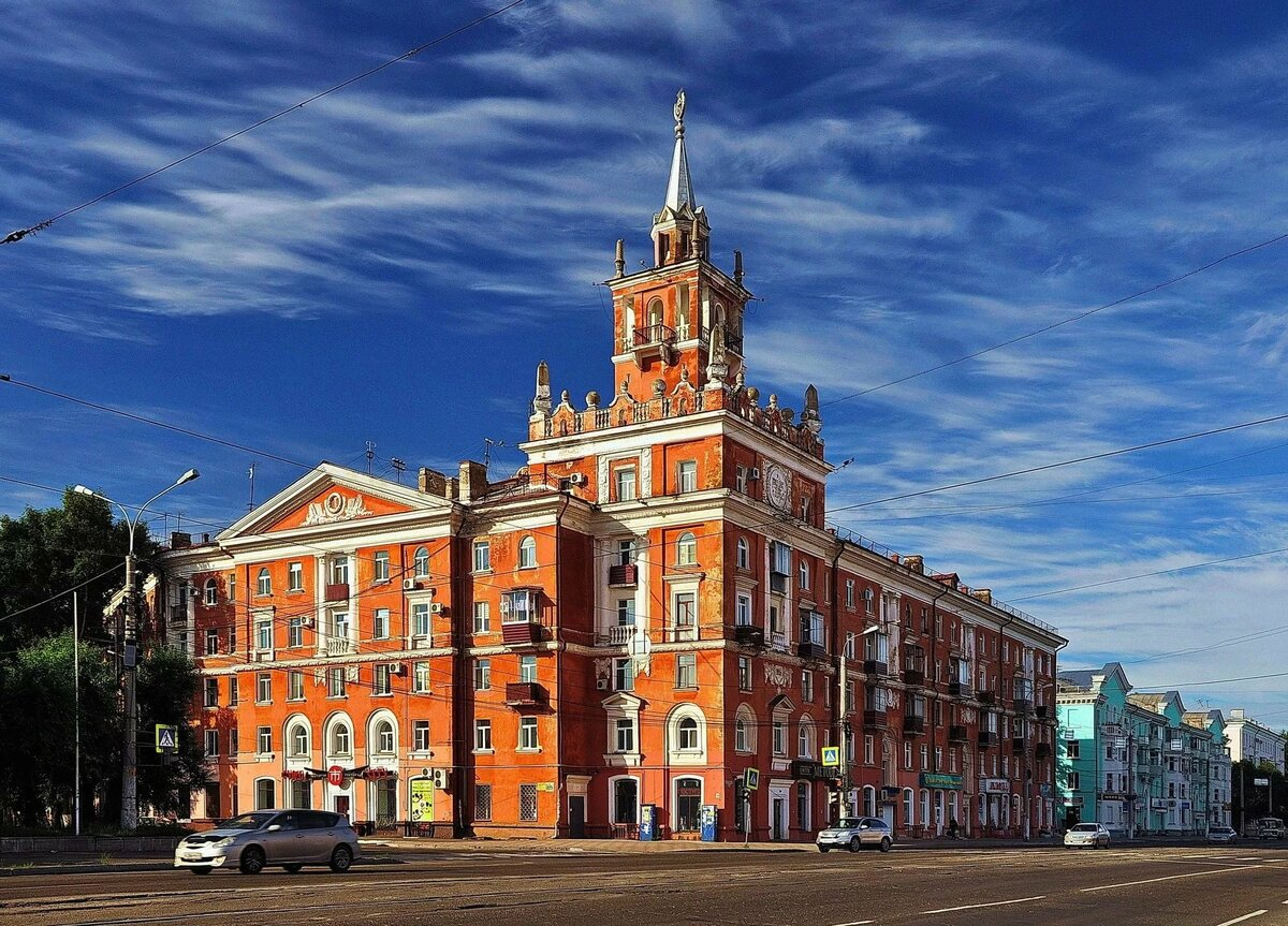 Дом со шпилем в городе Комсомольске-на-Амуре. Дом со шпилем Комсомольск. Комсомольск на Амуре архитектура. Дом со шпилем Комсомольск на Амуре вектор.