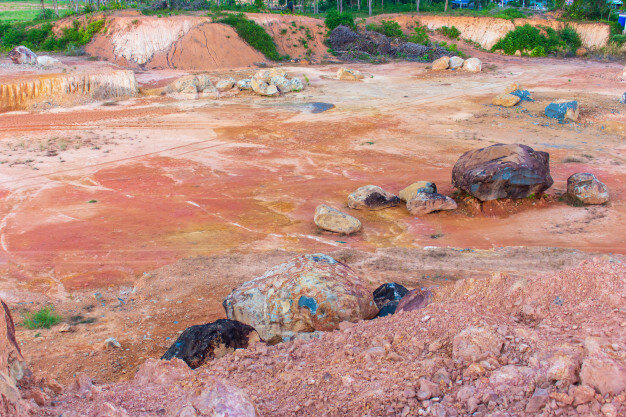 источник:https: //ru.freepik.com/premium-photo/red-clay-and-big-rock_2714175.htm