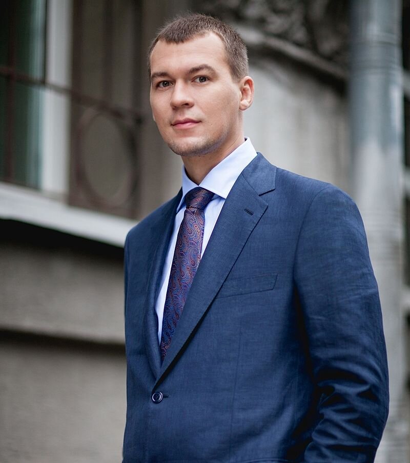 Сам Михаил Владимирович // Источник: Евгения Дубницкая, "Михаил Дегтярёв 2014 2", ссылка: https://commons.wikimedia.org/wiki/File:Михаил_Дегтярёв_2014_2.jpg 