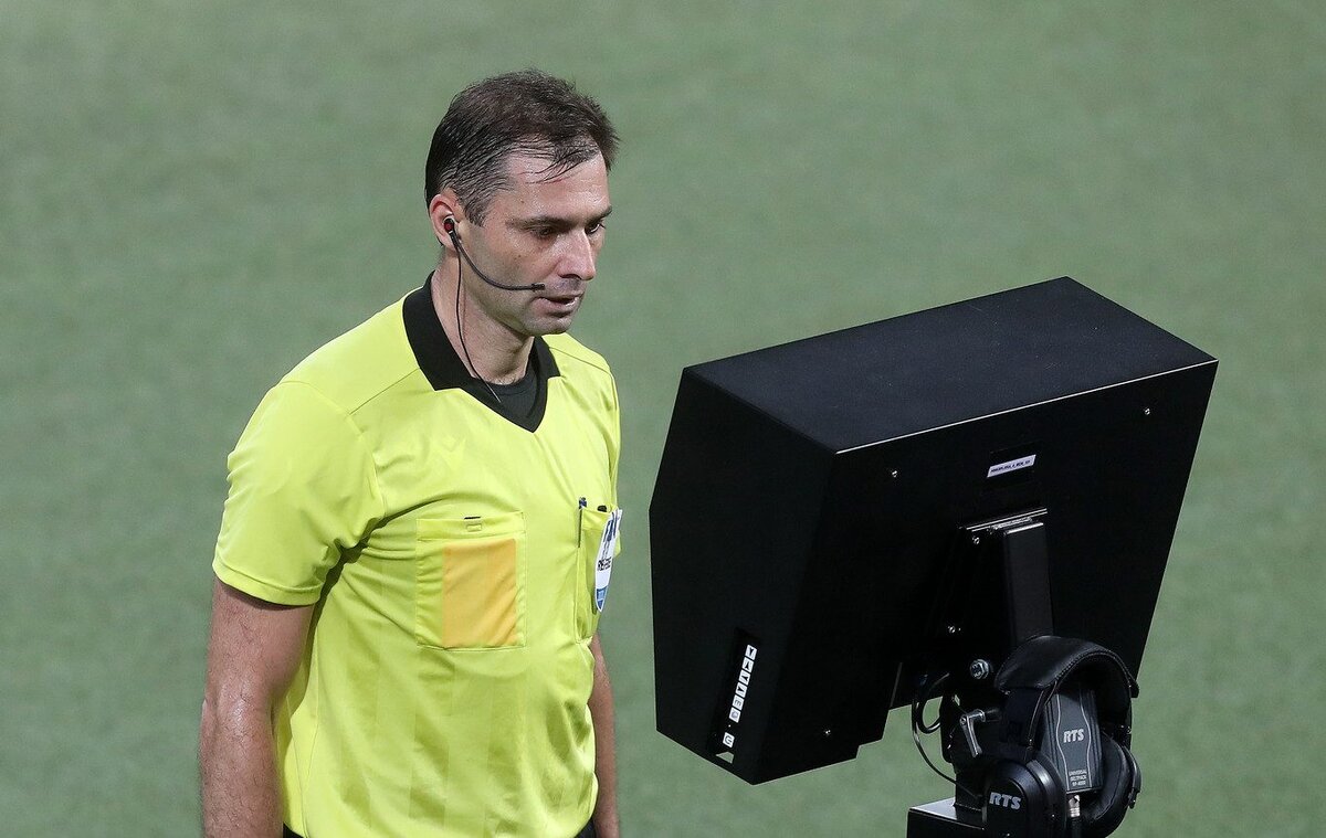 Работа арбитров с системой VAR оставила много вопросов