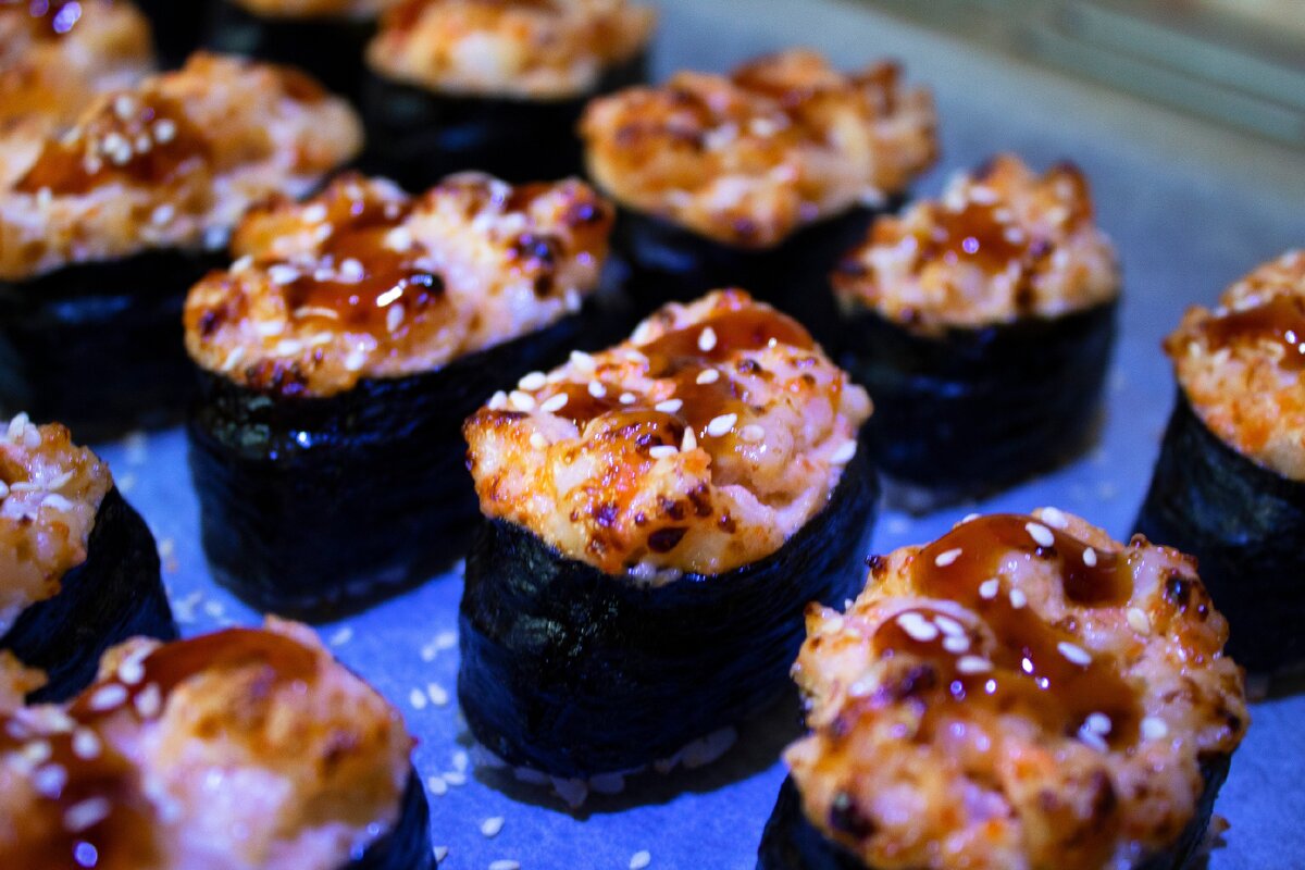 Гункан суши с креветкой.