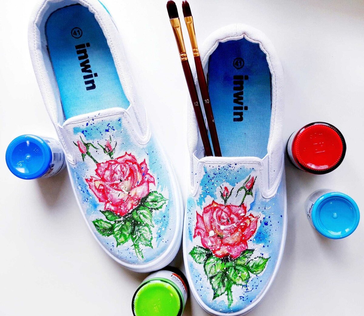 Еще один вариант нежной росписи на слипонах. С объемными элементами набрызга.