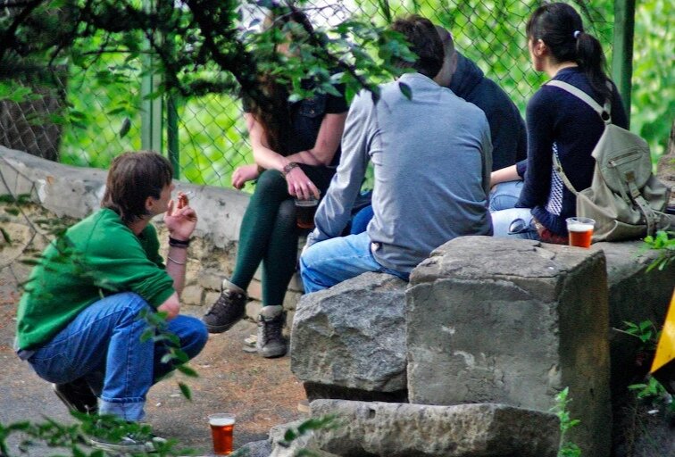 Шумные кампании во дворах мешают жильцам спать.