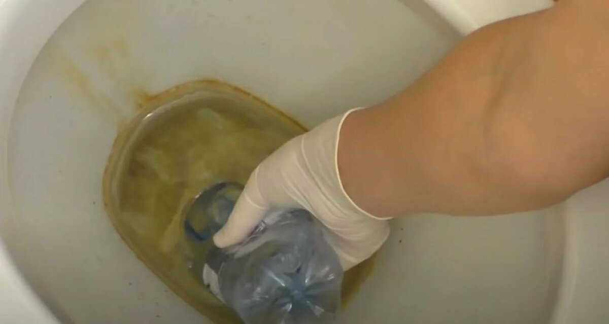 При помощи бутылки можно избавиться от воды в унитазе.