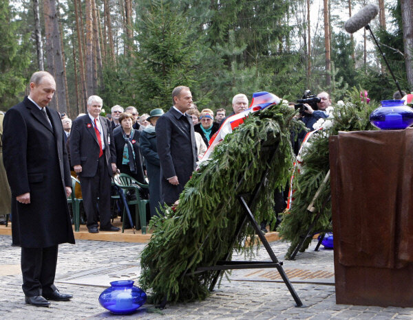 В.Путин возложение венка в Катынском мемориале. Фото в свободном доступе.