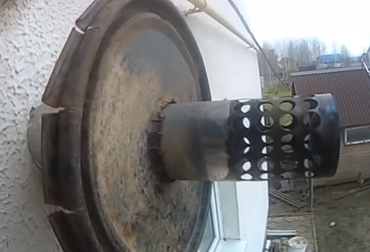 Отогревание замерзших трубопроводов. Пар из под земли. Сосулька на дымоходе. Замерз водопровод. Замерзший котел.