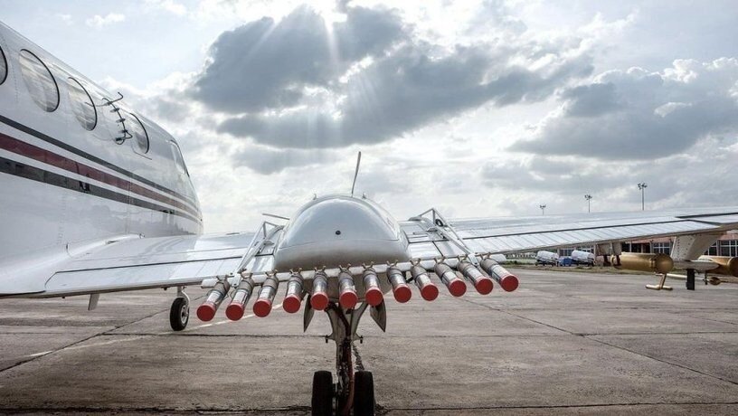 Подготовка к взлету с микрочастицами серебра на крыле. Фото CNN