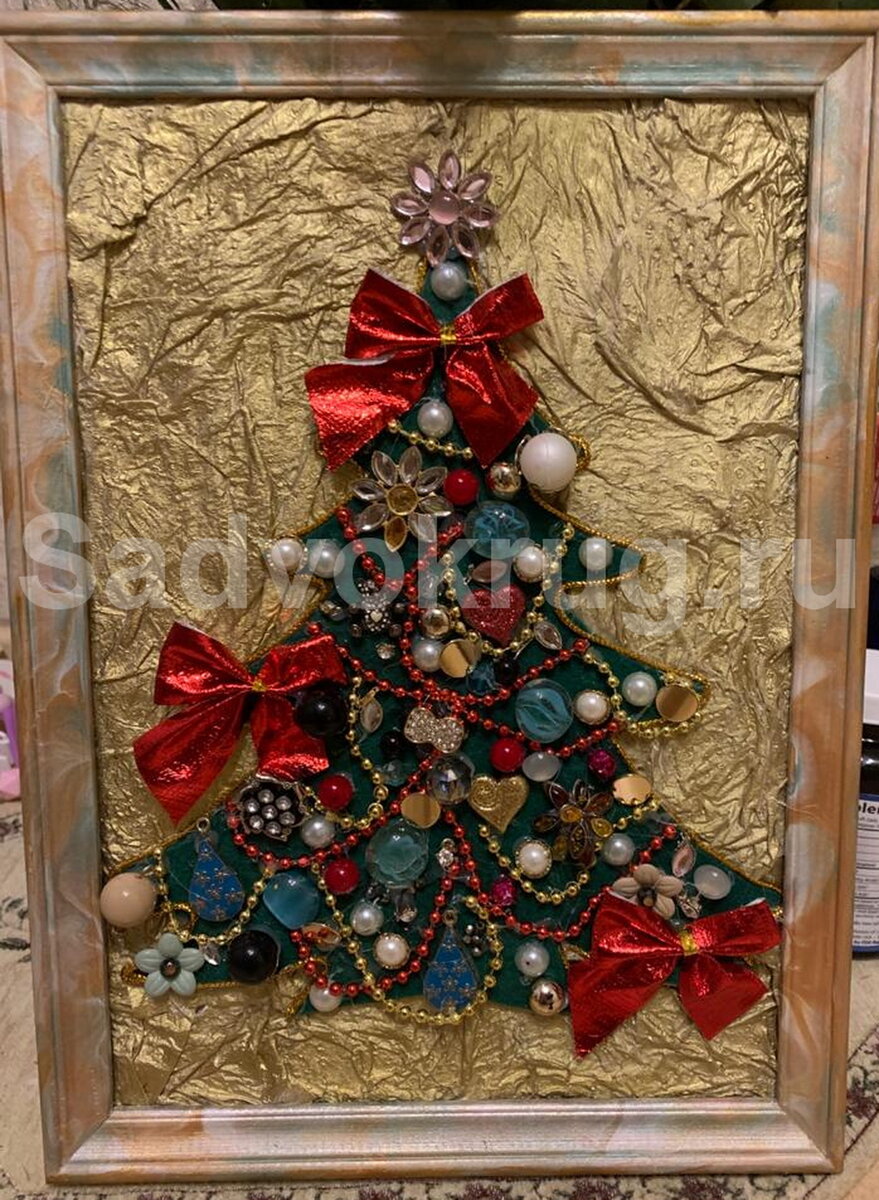 На фото: Панно “Новогодняя елка”. Дети с большим удовольствием помогут вам украсить такую елочку.