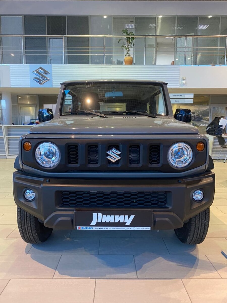 Suzuki Jimny в шоу-руме официального дилера Сатурн-Р-Авто в Перми
