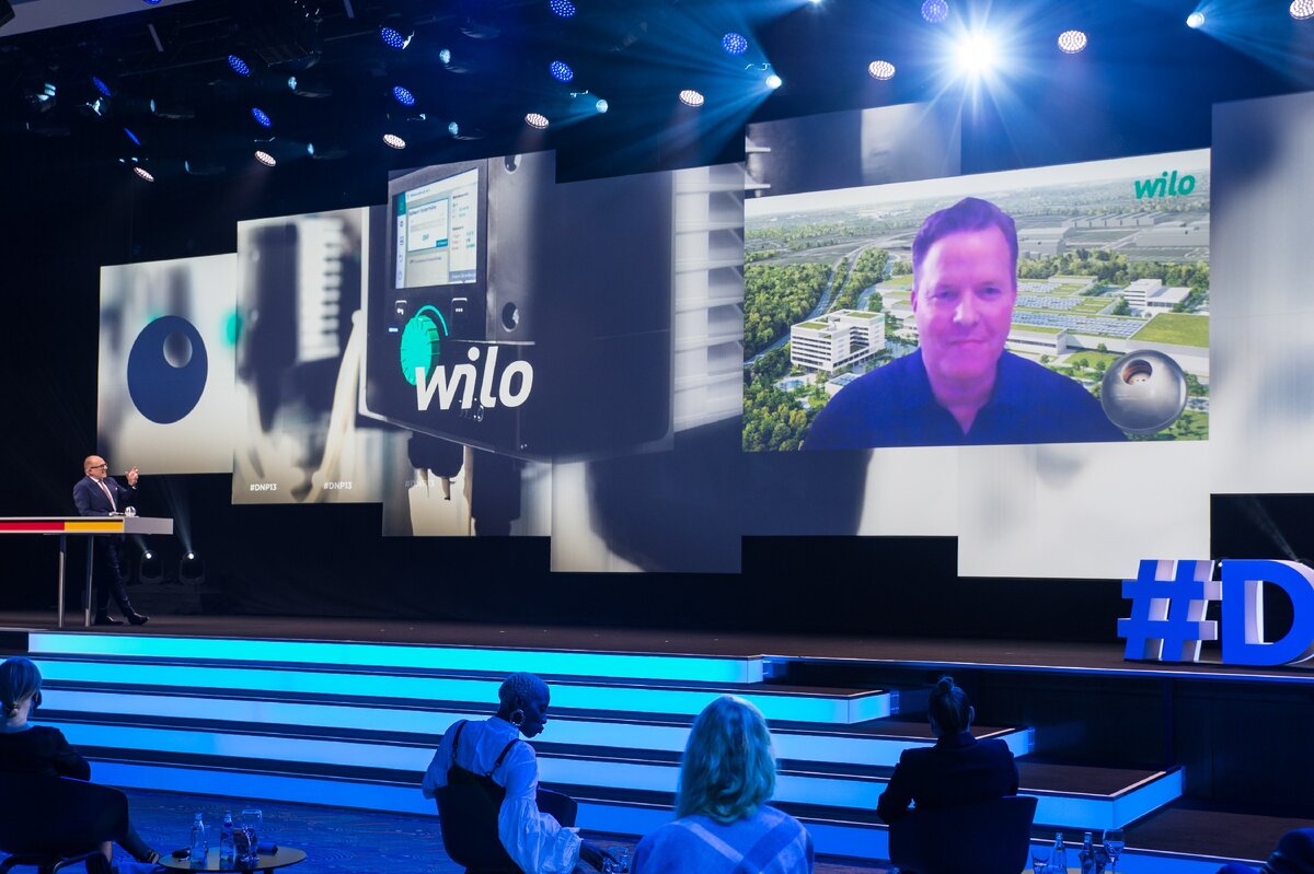 О компании Wilo: Wilo Group является одним из ведущих мировых поставщиков насосов и насосных систем премиум-класса для строительства, решения задач водообеспечения и промышленного сектора. За последнее десятилетие мы сделали большой шаг и переросли из скрытого в видимого и активного чемпиона своей отрасли. Сегодня в компании Wilo работает около 8 000 сотрудников по всему миру. Предлагая инновационные решения, интеллектуальную продукцию и индивидуальные услуги, мы обеспечиваем высокотехнологичные, эффективные и экологически безопасные услуги по поддержанию и обеспечению стабильной подачи воды. Мы уже стали цифровым первопроходцем в отрасли благодаря собственной продукции, решениям, процессам и бизнес-моделям
