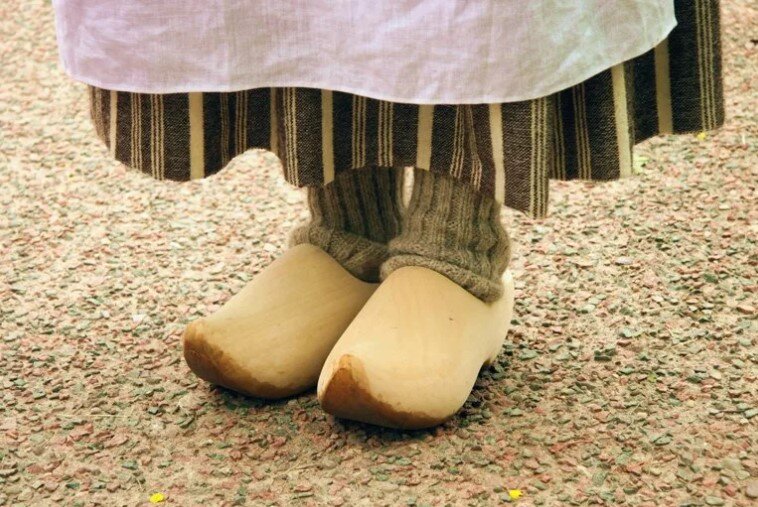 Ретро клоги на старинный манер