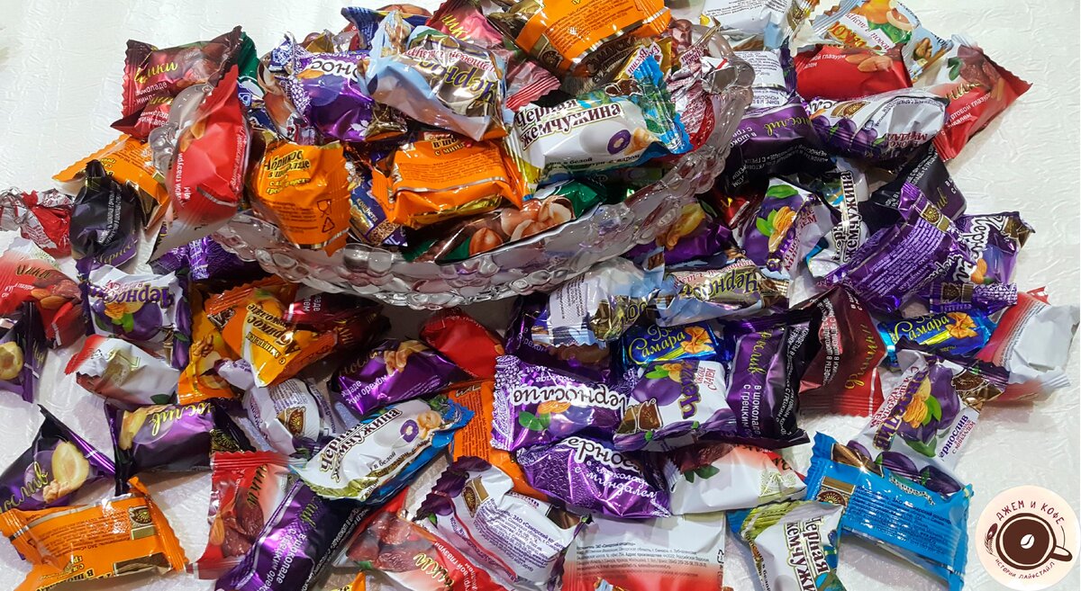 Цена этих конфет идет от 400 рублей за кг. Но в наших супермаркетах часто вижу их по акции в пределах 300 рублей.