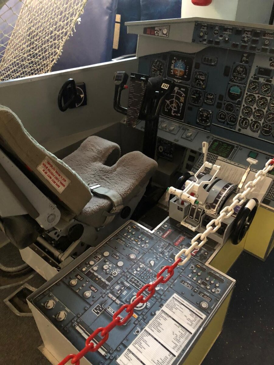 На фото тренажёр кабины пилотов для бортпроводников. На нем мы отрабатываем, как оказывать помощь недееспособному пилоту. Также мы должны знать, где рычаги для регулировки кресел пилотов. Фото сделано мной.   