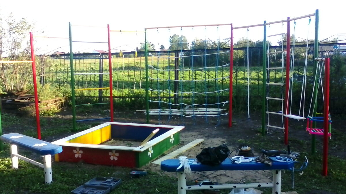 Самое дорогое, что у нас есть это наши дети и хочется украсть их жизнь, чтобы мы слышали лишь детский смех. Меня попросили сделать детскую площадку и сейчас Вам покажу, что получилось...