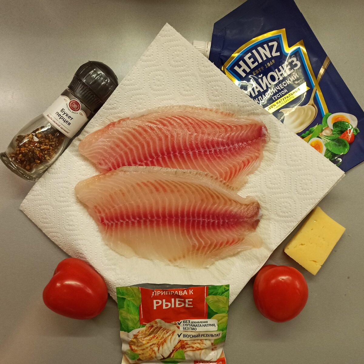 Филе тилапии, помидоры, сыр, майонез, приправа для рыбы, перец