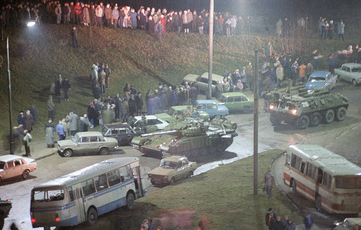 Танки у телецентра в Вильнюсе, 13 января, 1991 года © AP Photo/Alexander Zemlianichenko