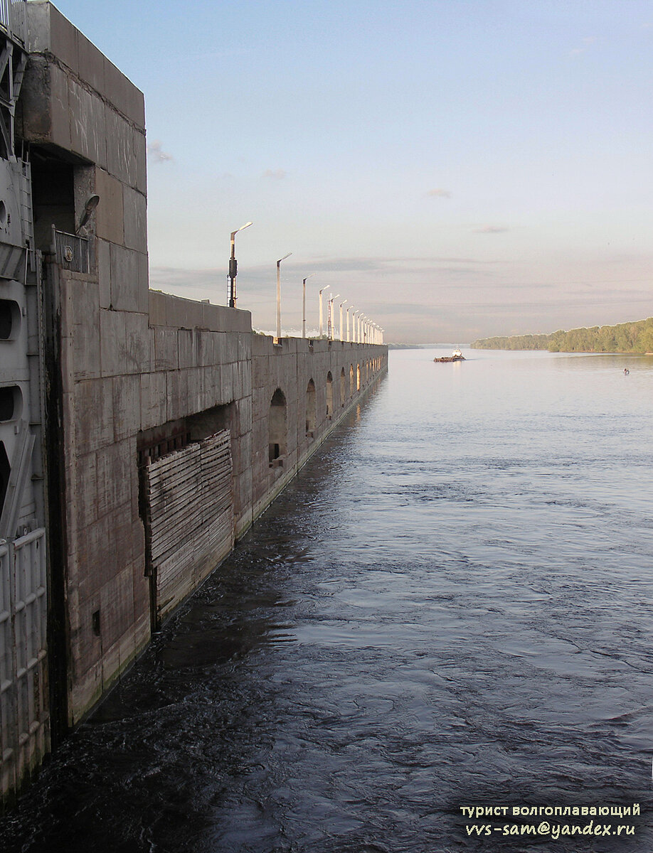 Причальная стенка на нижнем бьефе у шлюза №23. Вид из шлюза. Фото 10.06.2007.