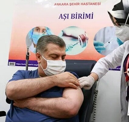 Министр здравоохранения Турции Фахреттин Коджа сделал вакцину одним из первых. Фото из сети