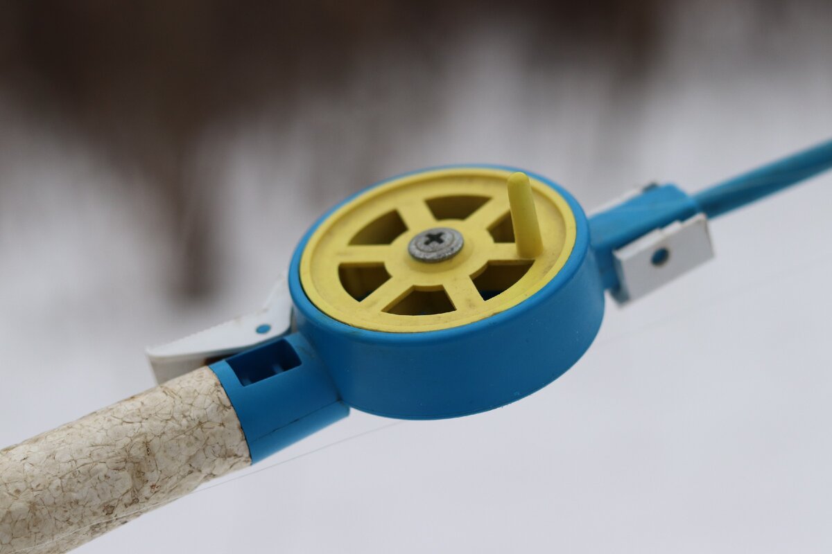 Шпуля зимней удочки закрытого типа