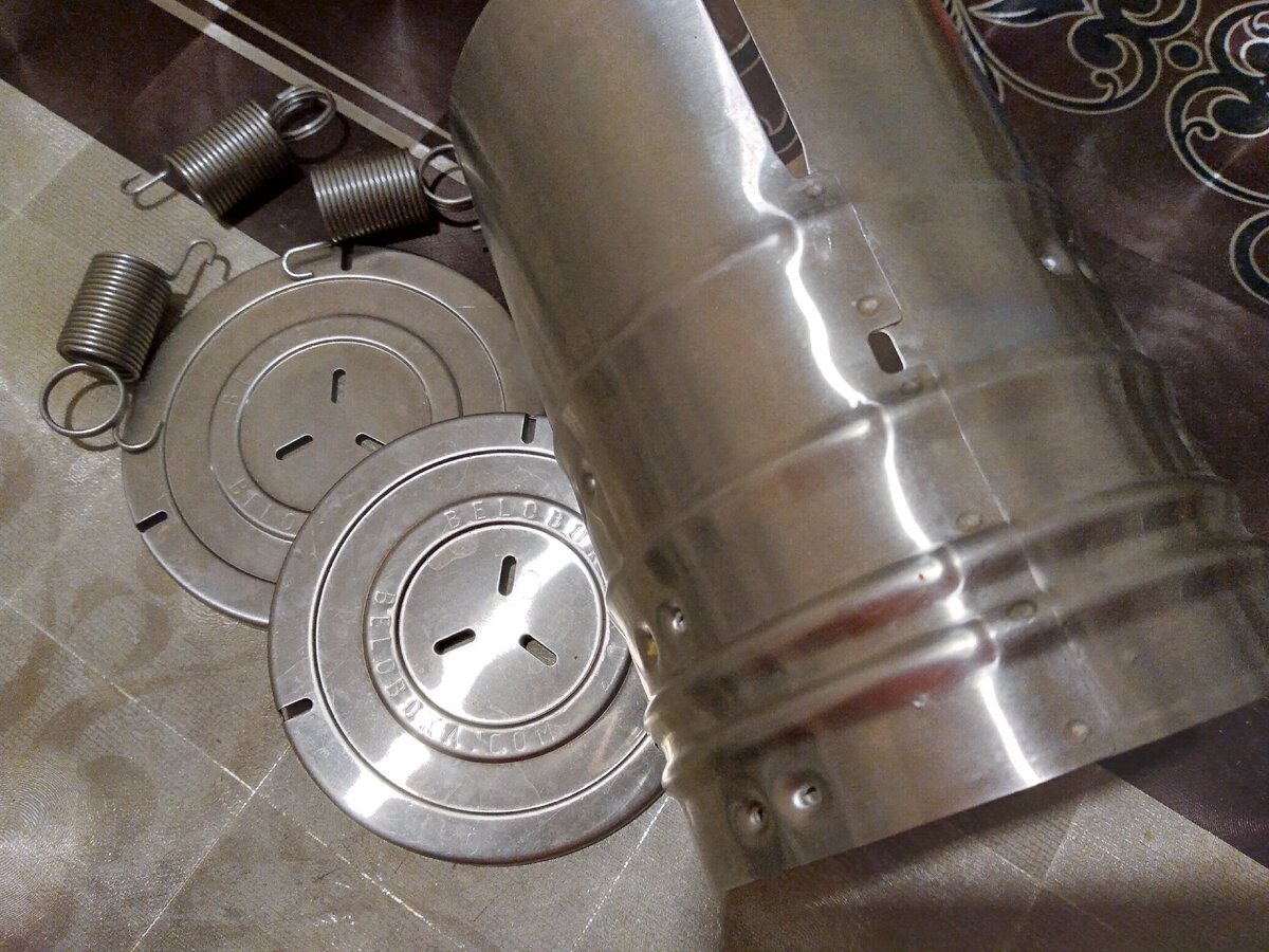 Ветчинница "Белобока" состоит из корпуса, двух крышек и трех пружин