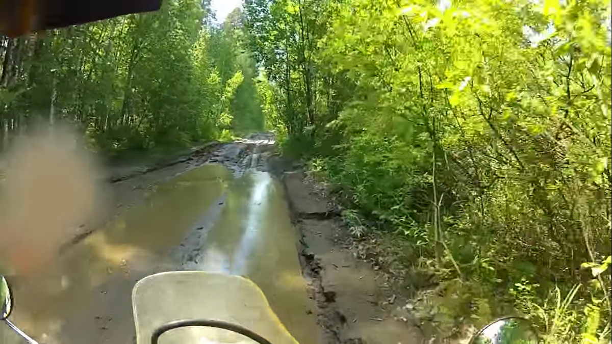 Примерно так выглядела дорога. Скриншот видео автора https://vk.com/video25971610_162736534?list=baa0ee5d4d3ff78aac 
