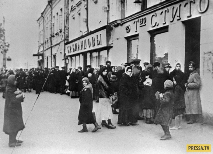 "Хвосты" за хлебом. Изображение Яндекс.Картинки.