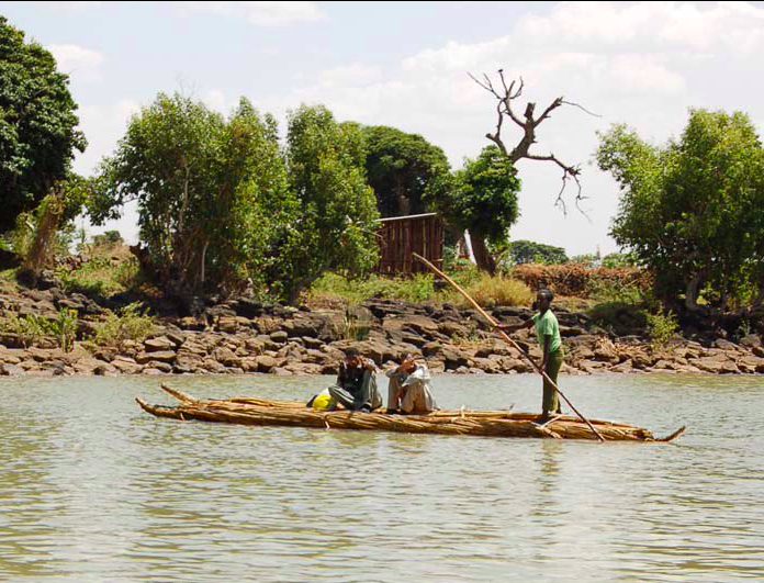 Тростниковая лодка на озере Тана в Эфиопии. Изображение взято из книги А.Ю.Склярова "По следам Ковчега Завета", издательство ВЕЧЕ, 2015