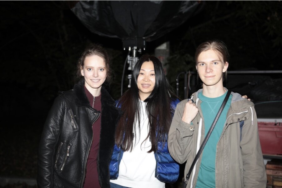 Надин Дэй (в центре)