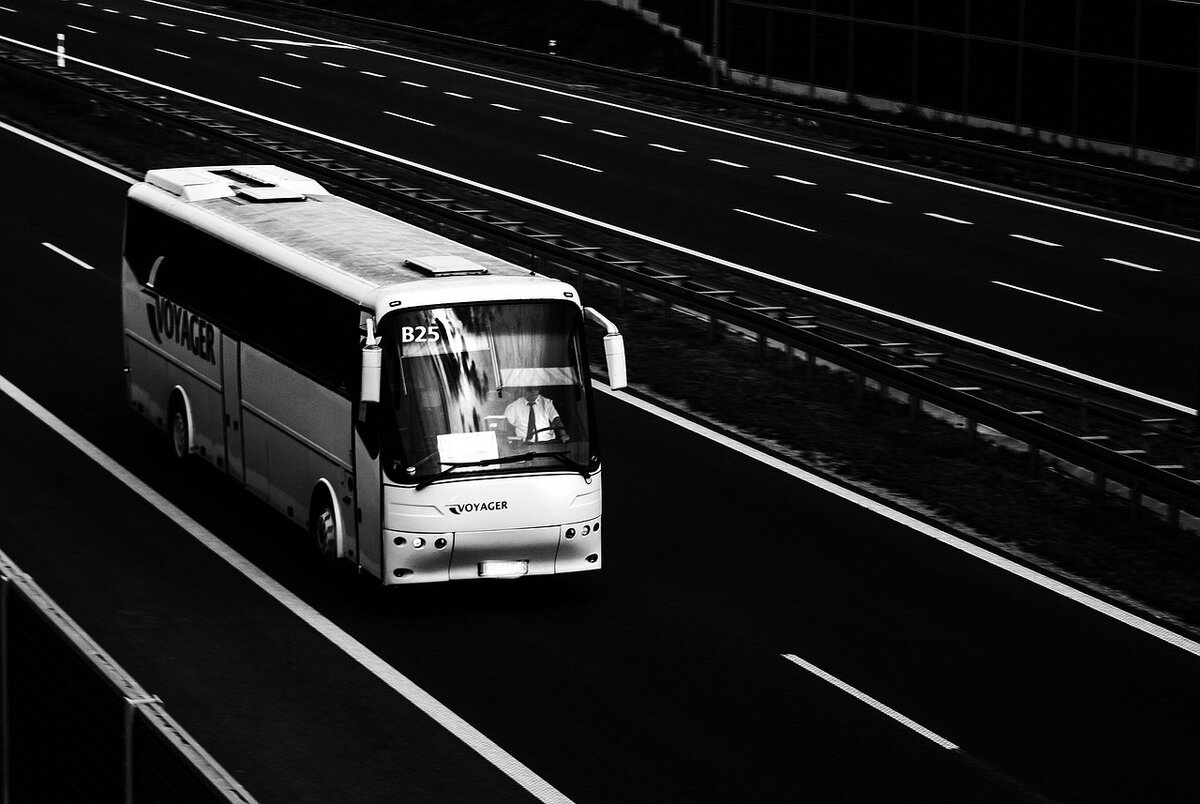 Автобус на черном фоне