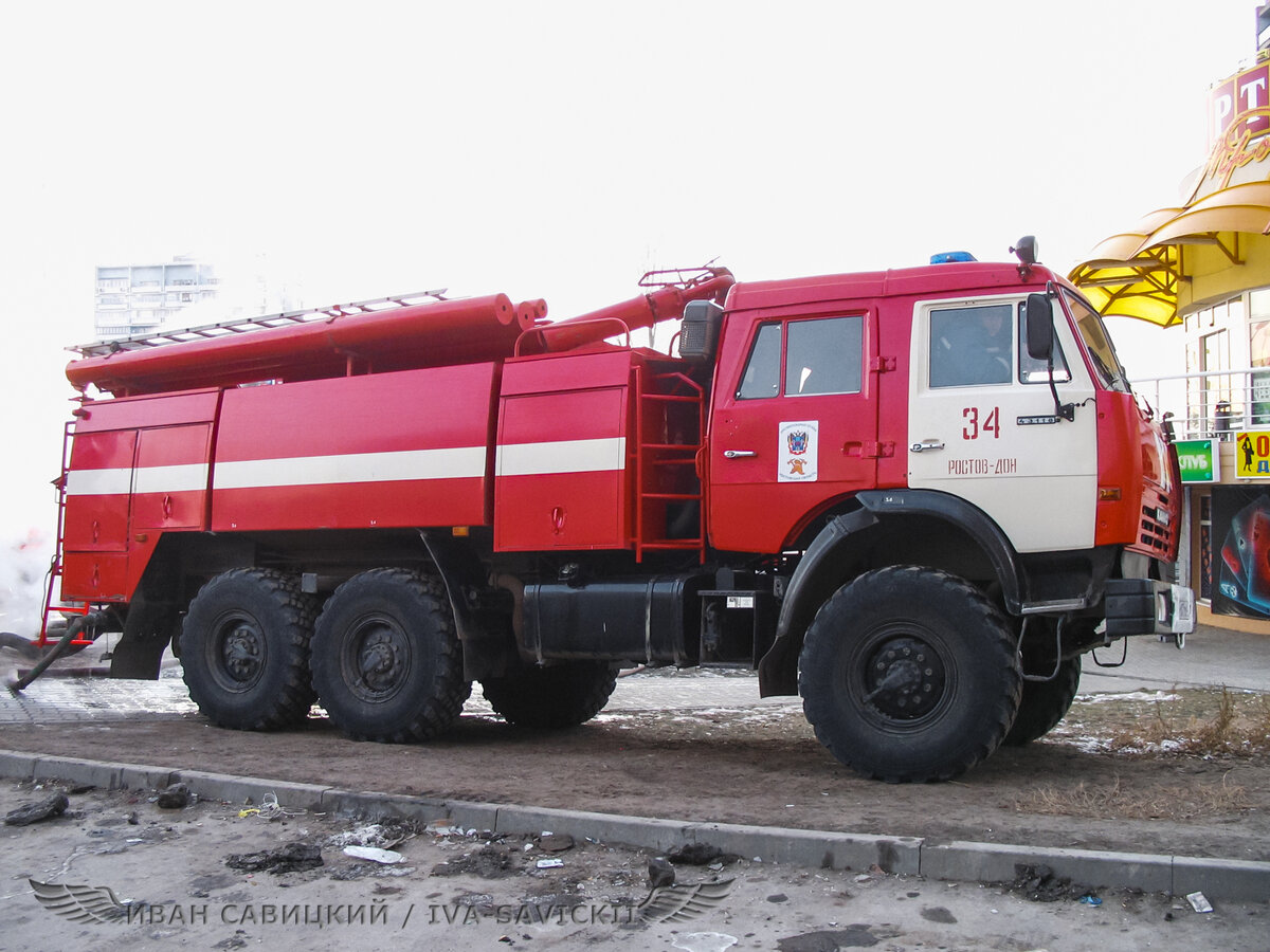 Ростов-на-Дону, 1/08. Машина помогала коммунальцикам в откачке воды.