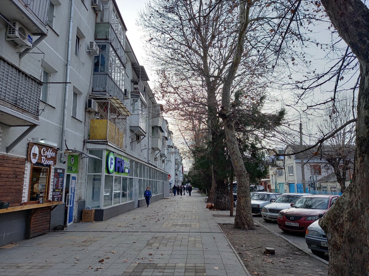 Магазин находится на первом этаже,жилого дома.