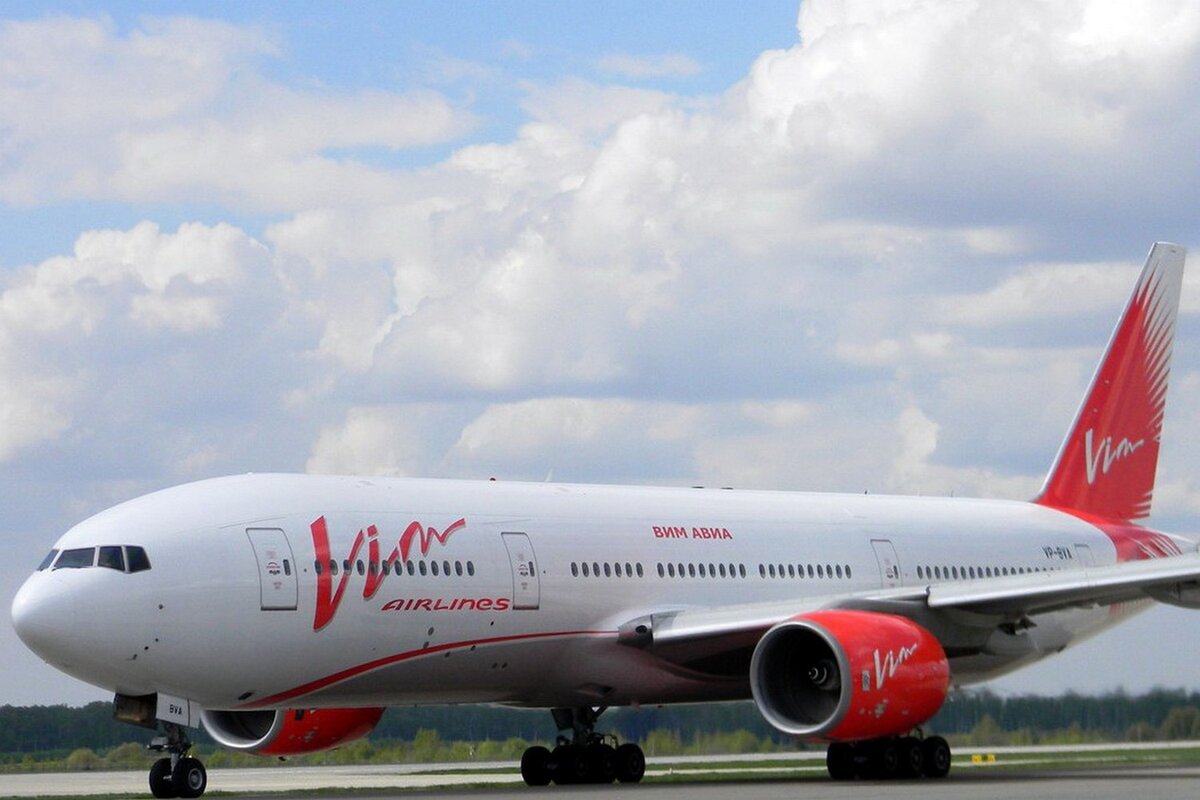 Red wings boeing 777. Боинг 777 ВИМ авиа. Боинг 777 ред Вингс. Боинг 777 200 ред Вингс. Боинг 777-200er Red Wings.