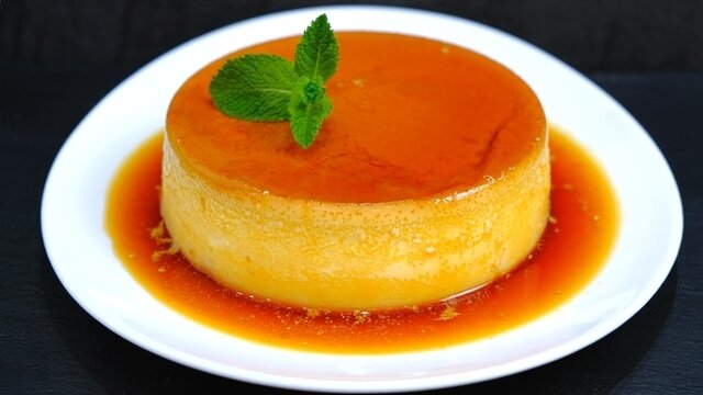 Классический флан, покрытый сладкой карамелью, и украшенный листком мяты