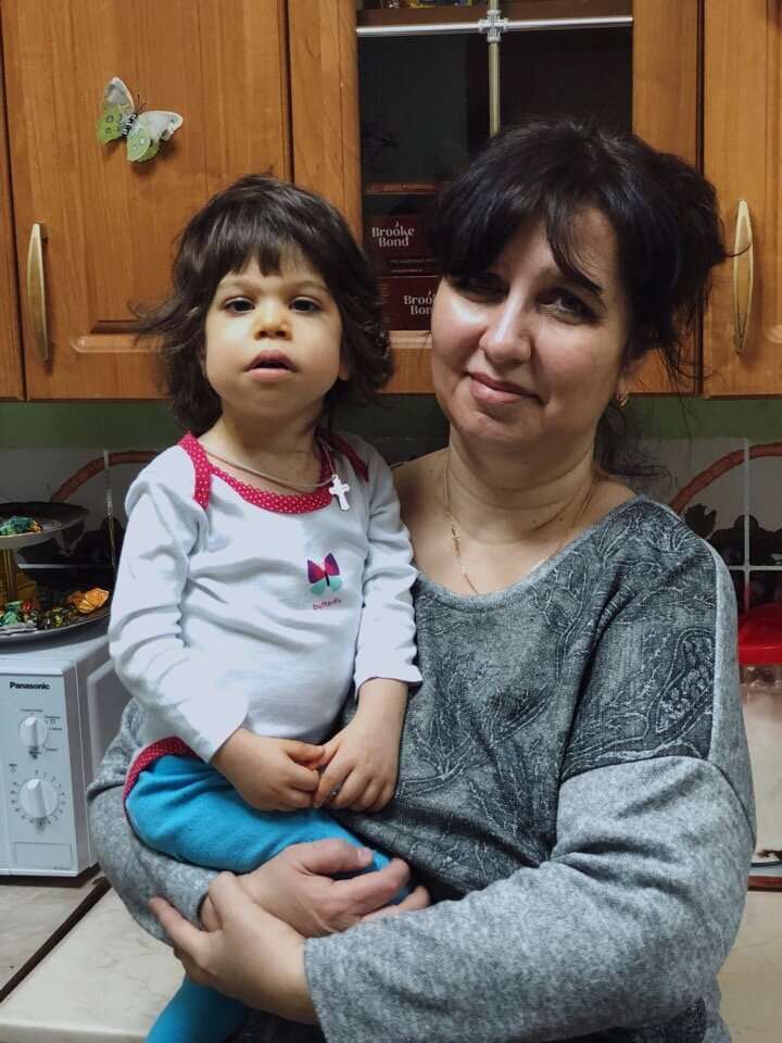 Няня Лена с подопечным ребенком Дома Милосердия. Фото: Сашлиева Александра 