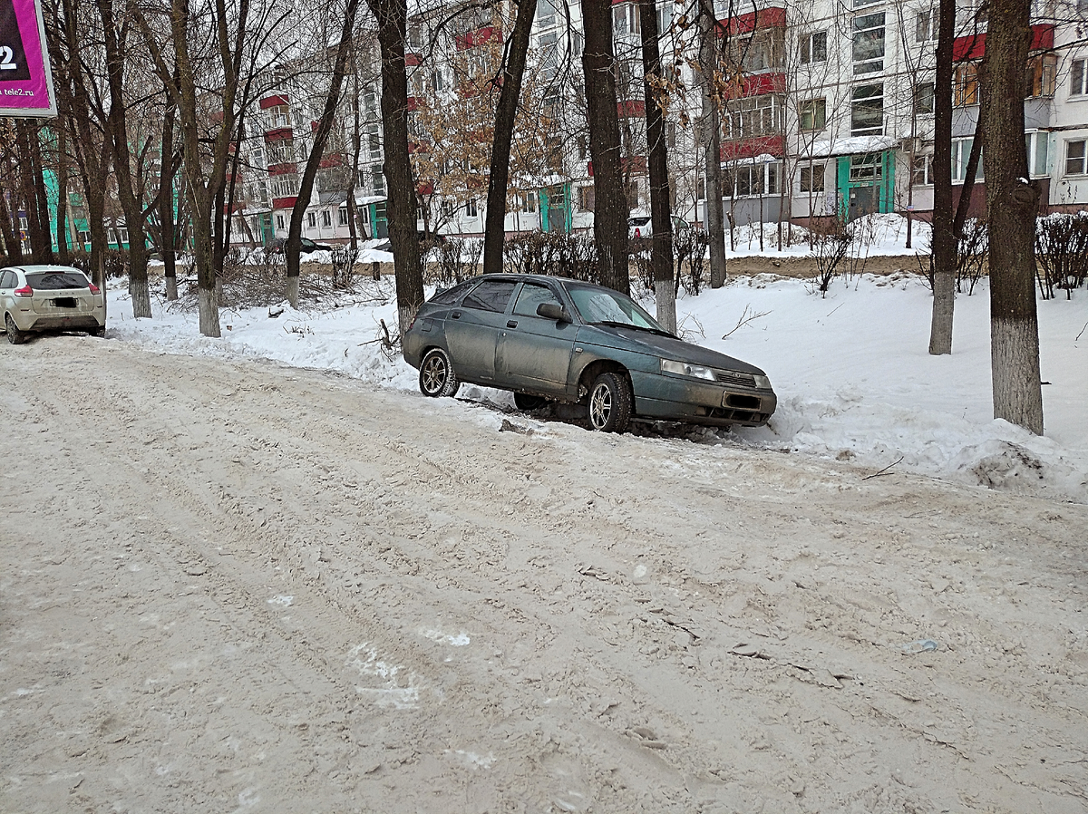 Теперь я понял как можно припарковаться,используя дерево со снегом в виде  упора | Семья и жизнь | Дзен